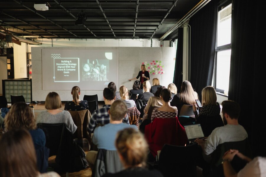 Radionica „Moždani valovi i priče o brendu - neuroznanstveno pripovijedanje“ u KONTEJNER-u Zagreb; organizirana od strane HURA-e – Hrvatske udruge društava za tržišno komuniciranje.
Fotografija: Marko Miščević